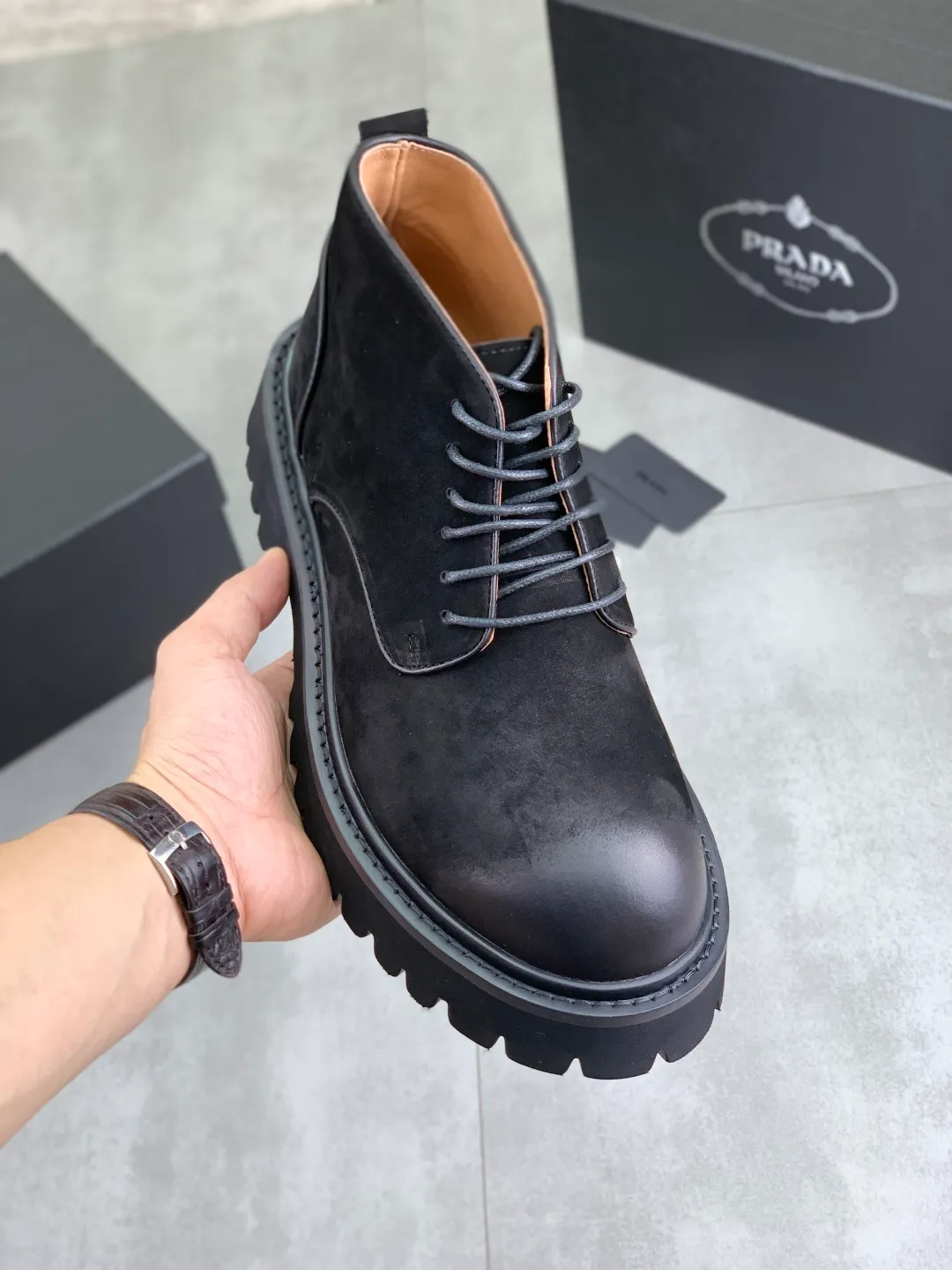 Men's shoes 💰P560 💰[New style]🔥🆕Hot model [PRADA]Prada🔝High-top Chelsea Martin boots are a high-end brand of men's shoes. The uppers are made of top-layer calfskin imported from Italy➕top-layer pigskin lining for the feet🔥, making walking more convenient and comfortable! Exclusive new style, stunning work [color]! Create a fashionable personality to set off your uniqueness! Create a fashionable personality to set off your uniqueness! A must-have for trendy men! Classic🔥super wear-resistant rubber outsole, size: 38-44 (45 can be customized) black or brown🉑️choose